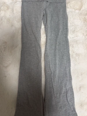 yoga panrs - grå yoga pants, köpta för ungefär en månad sen. Ångrade mig. Dem är i storlek 152 tall, passar någon som är 160 och kortare
