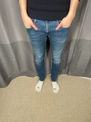 REPLAY ANBASS JEANS - Tja!| Säljer detta snygga paret jeans från Replay!| Modell: Anbass!| Mycket gott skick, lite slitet i skrevet dock, men syns absolut inte!| Kontakta mig vid minsta fråga!| Pris kan alltid diskuteras!| //Nils