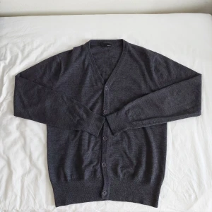 Grå kofta Bertoni - Fin grå kofta med knappar i 100% mjuk och skön merinoull. Från märket Bertoni, bild 2 fångade färgen bäst. Herrstorlek 2XL men passar mig utmärkt som annars brukar ha M eller L, därav storlek L i annonsen. Några trådar på etiketten har lossnat annars är den i bra skick. Skriv om du har frågor! :)