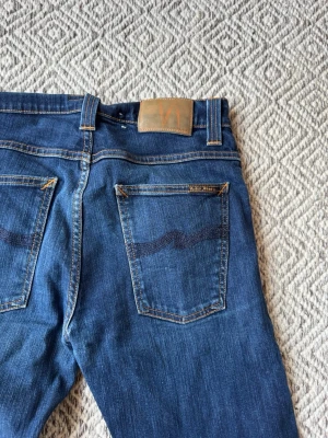 Nudie Jeans  - Nudie jeans - Modell: Avarage Joe - Storlek: W31/L34(sitter som W28/L32 - skick: 9/10 - Nypris runt 2000kr