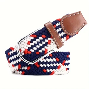 Randigt flätat bälte i blått och rött - Snyggt flätat bälte med randigt mönster i marinblått, vitt och rött. Bältet har detaljer i brunt skinn och ett klassiskt metallspänne. Perfekt accessoar för att lyfta din outfit med lite färg och stil.