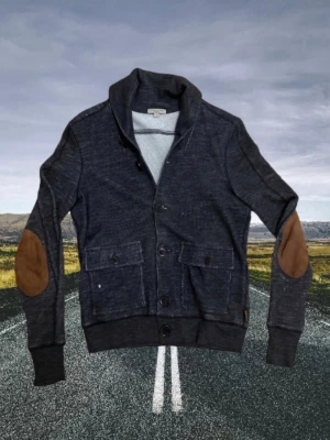 Burberry Cardigan - Säljer denna feta Burberry Cardigan!   Storlek M                                                                   Skriv ifall du har några frågor eller funderingar!