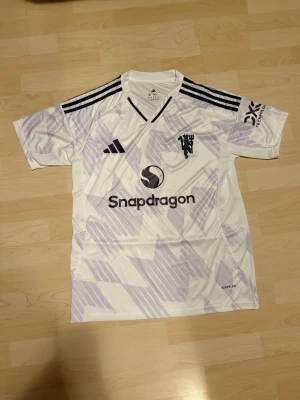 Manchester United Borta Kit 2025/26  - Stilren fotbollströja i helt nytt skick. Tröjan har inte använts en endaste sekund.