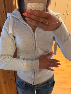 Russemerch hoodie - Grå russemerch hoodie i storlek S! Använt ett fåtal gånger, kom gärna med prisförslag! Bra skick! 🥰 