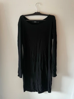 Svart långärmad klänning från bikbok L  - Säljer denna ribbade svart långärmade klänningen, den sträcker sig ner till låren och är i ett bra skick.😌Har en tajt passform 