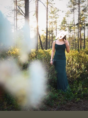 Mörkgrön långklänning med smala axelband - Heej, en jätte fin balklänning som jag säljer nu💕storlek xs,  har inga mer bilder på den men skriv om ni vill ha fler och mer detaljer💕 säljer denna då jag hade min bal för två år sedan och den är bara använd en gång!💕