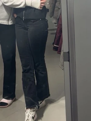 Svarta Lågmidjade bootcut jeans  - Säljer pga av att den e korta på mig i benen är 171 från Ginatricot storlek XS 