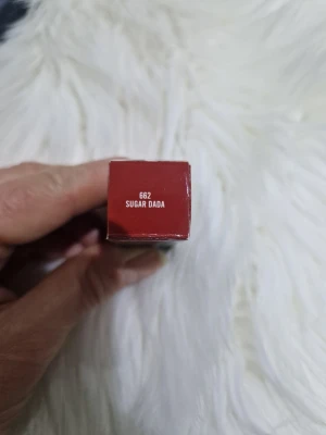 MAC Matte Lipstick 662 Sugar Dada - MAC Matte Lipstick i nyansen 662 Sugar Dada. Ett matt läppstift i en varm, rödbrun ton med klassisk MAC-design i svart och silver. Kommer i originalförpackning och ger en snygg, trendig look till läpparna.