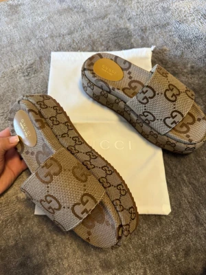 Sandaler högklackade  - Storlek 39. 