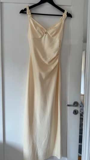 Ljusgul långklänning i satin - Superfin gul klänning Adoore