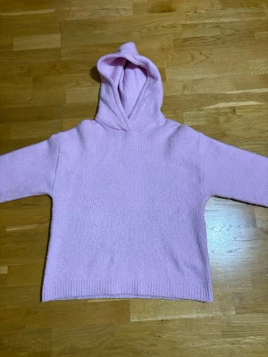Rosa stickad hoodie - Mysig rosa stickad tröja, i storlek s/small. Färgen syns inte så bra på bilden men sista sliden ser man bättre hur färgen är.