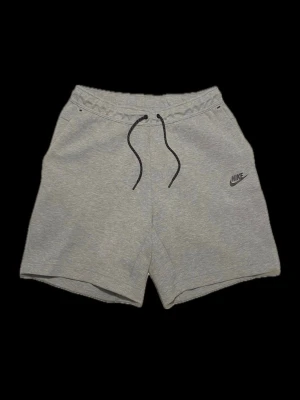 Nike Shorts - Snygga grå sweatshorts från Nike, perfekta för chill eller träning.