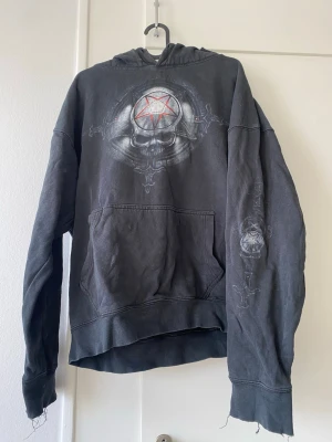 Svart hoodie  - Svart hoodie med tryck på både framsida och baksida, väl använd men gott skick 💀 säljer för jag har många liknande hoddies 