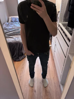 Nudie jeans - Säljer ett par mörkblå slim fit nudie jeans med klassisk femficksdesign och snygga kontrastsömmar. Jeansen har normal midja och smal passform hela vägen ner. Perfekta till en avslappnad och trendig look.