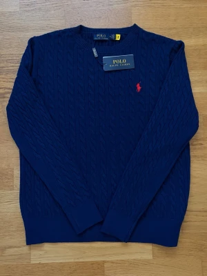 Stickad marinblå Polo Ralph Lauren tröja - Jätte snygg Mörkblå stickad tröja från Polo Ralph Lauren i storlek XL. Skicka bud (Priset är inte fast) 💯💯