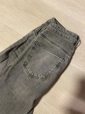 Bootcut jeans - Gråa jeans igen ginatricot!! Super fint skick, 