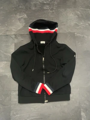 Moncler zip up - En väldigt vacker moncler zip up som är ganska fin och passar till det mesta. Storlek L men passar bättre M/S. För seriösa köpare som undrar om bild på tröjan finns med i annonsen och jag är 180-182 och den passar bra men är bara lite tight, finns en liten defekt på luvan som inte syns om man inte kollar noggrant. Pris kan diskuteras vid seriösa köpare☺️