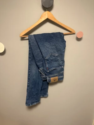 Replay jeans - Säljer ett par blåa slim fit jeans från Replay Jeans. Jeansen har fem fickor, normal midja och är tillverkade i denim med snygg tvätt. Perfekta för dig som gillar en enkel och stilren look. Säljer pga att dom har blivit för små W28 L30