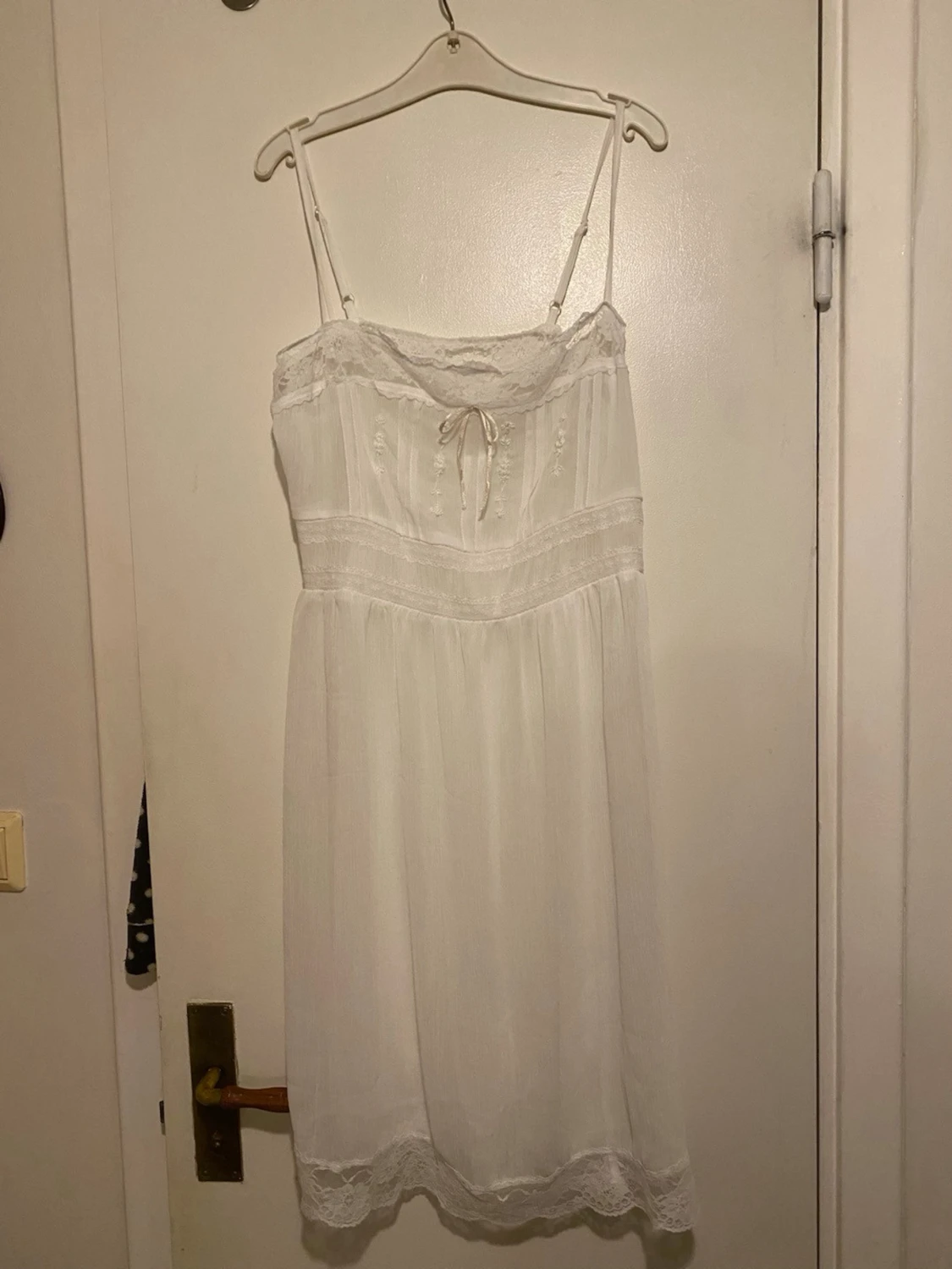 Vit klĂ€nning med spets och broderiđ