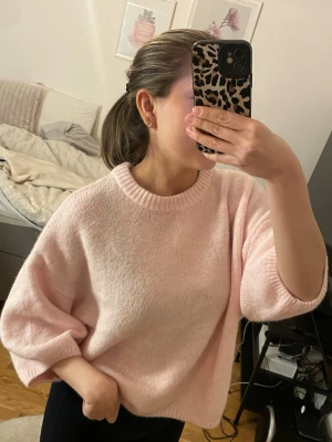 Ljusrosa stickad tröja  - Mysig stickad tröja från Gina Tricot i storlek M💕 Säljer för 70 kr 