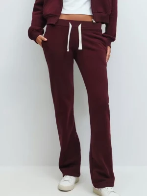 Vinröda Sweatpants  - Ett par röda sweatpants från Gina Tricot i storlek S. Helt oanvända, nya från butik. I färgen vinröd/ lila. Kontakta mig om du har några frågor ❤️