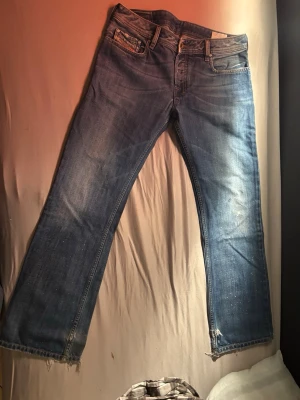 Vintage Diesel Industry jeans - Säljer ett par klassiska blå jeans från Diesel Industry med unikt slitage. Mycket använd men har mycket kvar att ge! Den har lite färgfläckar samt ett litet hål som du kan se på den sista bilden. Storlek, W34, L32