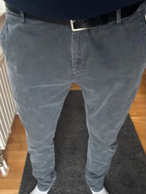 Blågrå chinos från Dondup - Riktigt snygga klassiska chinos från dondup. Grade A/B. Skriv vid minsta fundering eller för fler bilder. 