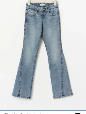 Ljusblå bootcut jeans Gina Tricot - Säljer ett par ljusblå bootcut jeans från Gina Tricot. Bra skick säljer då de börjar bli för små, storlek 32. Skriv gärna om du har frågor eller vill ha fler bilder!❣️