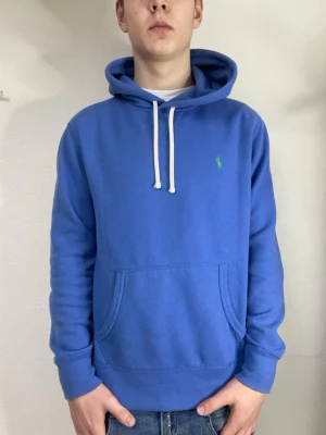 Blå hoodie från Polo Ralph Lauren - Snygg blå hoodie från Polo Ralph Lauren med ett nypris på över 2000kr medans jag säljer denna för 799kr! Modellen är 178cm och bär oftast S/M. Hör gärna av er vid funderingar eller frågor!