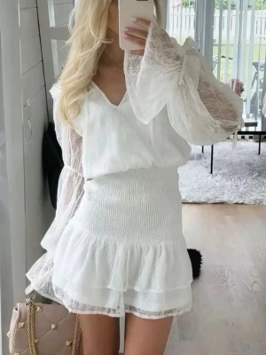 studentklänning  - super söt studentklänning är fortfarande lite osäker om jag vill sälja så säljer bara vid bra bud💕 små deffekter sista bilderna. 