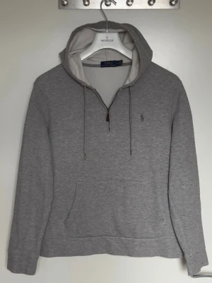 Ralph Lauren Hoodie - Polo Ralph Lauren Grå Double-Knit Quarter Zip Hoodie. I nyskick utan defekt. Storlek M men S passar också (Skriv från privat för måtten om du inte säkert). Nypris är ca 1600 kr. Skickar alltid samma dag eller nästa dag. Skriv för mer information eller frågor. 