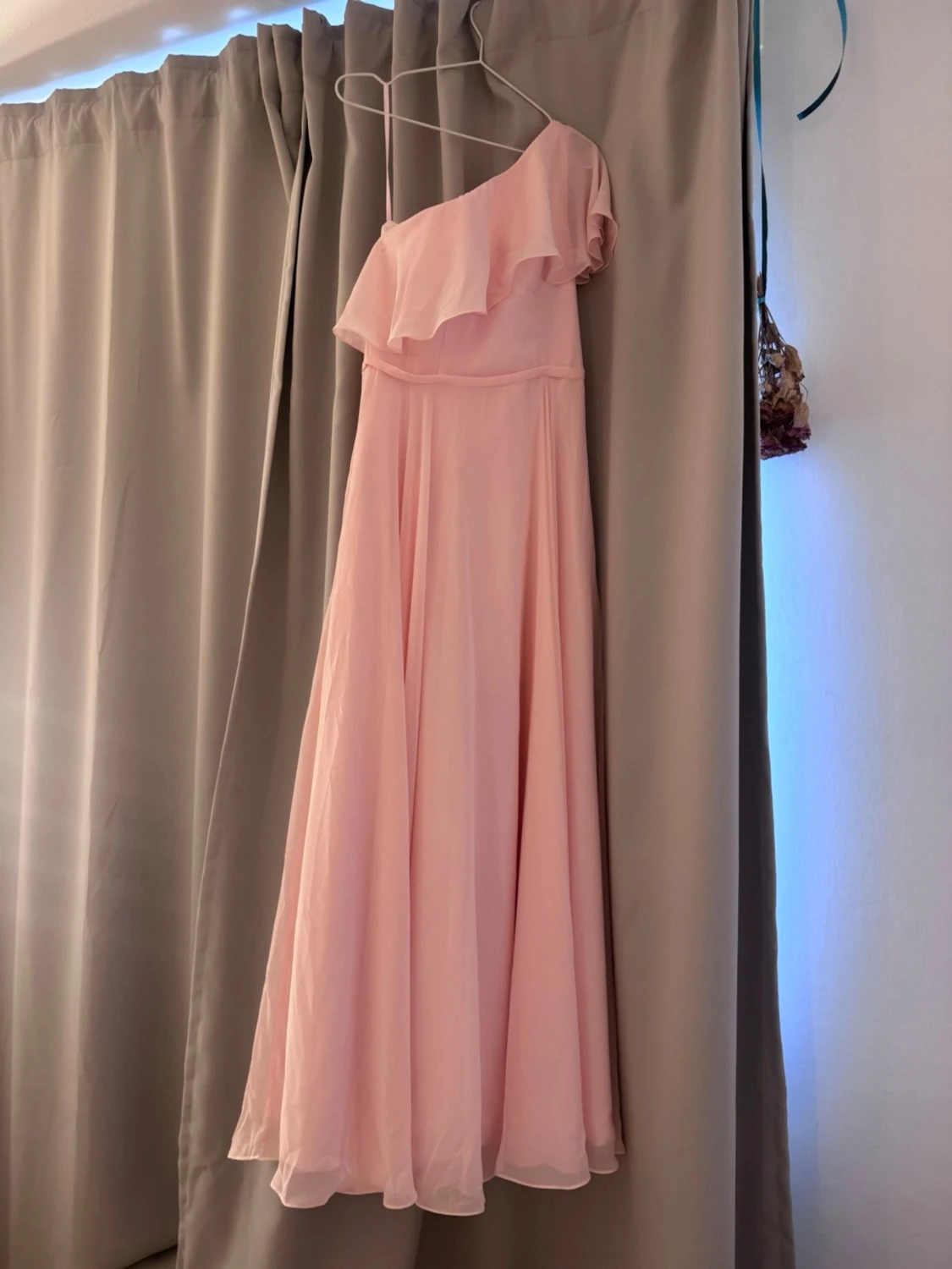 Ljusrosa oneshoulder långklänning - 1