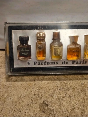 Miniatyrparfymer från Paris, 5-pack (1946-1970) - Unik samling med fem miniatyrparfymer från kända Paris-märken. Perfekt för dig som vill testa klassiska dofter i små flaskor eller samla vintageparfymer. 1. Miss Balmain (Balmain, lanserad 1967) -  ​2. Givenchy III (Givenchy, lanserad 1970) - ​3. Antilope (Weil, lanserad 1946)  4. Vivara (Emilio Pucci, lanserad 1965)  ​5. Ma Griffe (Carven, lanserad 1946) 