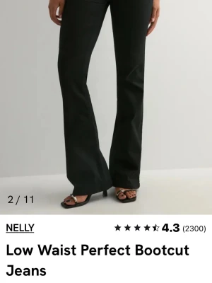 jeans från Nelly - Snygga svarta jeans med låg midja från Nelly. Helt nya med prislapp kvar. Säljer dessa då dem inte passade mig.💗