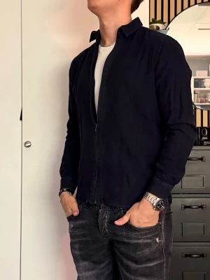 Tröja från Samsoe marinblå - Zip tröja från Samsoe.  Storleken passar Medium.   Modellen-182cm-80kg. 