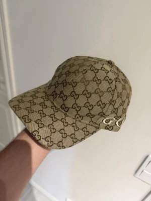GG beige cap - Adjustable size. Brand new and never worn, very comfortable and great quality.