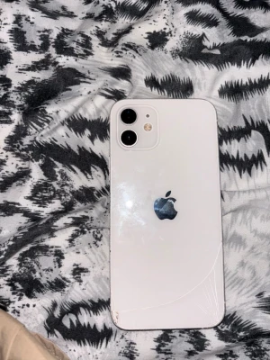 Vit iPhone 12 LÄS BESKRIVNING FÖRST! - Säljer en vit iPhone 12 den har fukt skador och behöver lagas men är nog billigare å köpa den här å sen fixa den än å köpa en helt ny 