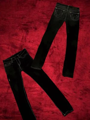 True Religion Rocco jeans - Säljer dessa feta Slim Fit jeans från True Religion, dom har en riktigt sällsynt design med vita stitches och eftersom att det är vintage har de såklart sina skavanker som t.ex. saknar lite stitches på höger ben och är lite slitna vid fickorna men absolut inget som man lägger märke till eller som är direkt synligt🤝