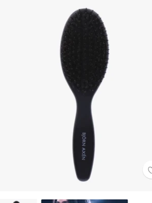Svart hårborste från Björn Axén - En stilren svart hårborste från Björn Axén med ergonomiskt handtag och täta plastpiggar som reder ut håret smidigt. Perfekt för att få till en snygg look och passar alla hårtyper. Diskret logga på handtaget.