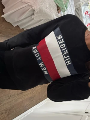 Sweatshirt  - Jättesnygg sweatshirt, storlek 164 i barn så jag skulle kalla den för en vuxen XS!! 🥰