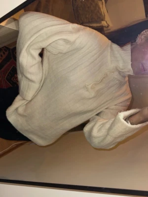 Stickad polotröja - Jättesnygg cremefärgad polotröja, men kan också knäppa upp och vika ner kragen 🥰🥰