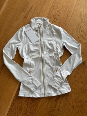 Lululemon define jacket - Lululemon define jacket STORLEK 4 helt ny vit med guld dragkedja