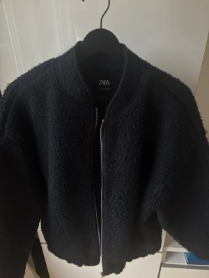 Svart teddyjacka från Zara - Säljer då en ej kommer till användning                         ❌Finns ej kvar på Zara❌
