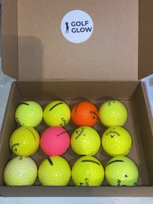 Callaway Supersoft färgade  - Säljer ett set med tolv golfbollar i olika färger, bland annat gul, orange och rosa. Bollarna är från Callaway och levereras i en kartong märkt Golf Glow. Perfekt för dig som vill ha extra synliga bollar på golfbanan.
