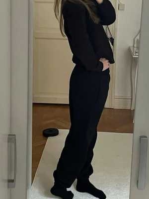 Svarta mjukisbyxor med resårmidja - Säljer ett par svarta mjukisbyxor med avslappnad passform och resår i midjan. Byxorna har raka ben och är perfekta för chill dagar hemma eller när du vill vara bekväm.
