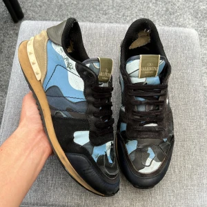 Valentino rockrunners  - Säljer dessa sjukt feta rockrunners! Size: 42-43! Skick: 6/10 slitna hälar (se bild 4) kan gå ner i pris vid snabb affär! Hör av dig vid minsta fundering 🤩