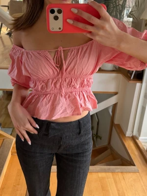 Rosa offshoulder topp med volang - Söt sommar topp❣️storlek S. Man kan ha den antingen som off shoulder eller en vanlig topp