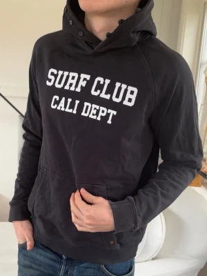 surf club hoodie - modell: 182cm, 72kg