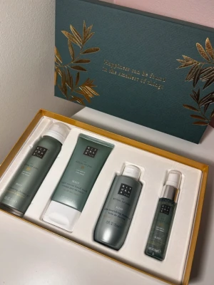 Rituals The Ritual of Jing presentkit - Ritual of Jing - Sleep serien 💚  • Serene Foaming Shower gel - 50ML • Night hand mask - 50ML • Nourishing shower oil - 75ML • Pillow & body mist - 20ML   Fick i födelsedags present men inte den serie jag brukar använda, så detta är helt oanvänt! 🩷 • Original pris = 300kr