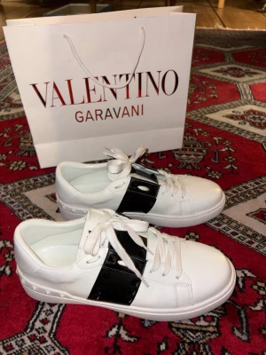 Valentino rockstud untitled - Valentino rockstud untitled i nyskick  storlek 44 Använd 1 gång! Nypris 8500  Mitt pris 2200 Original påse fås med